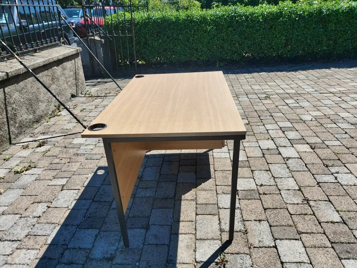 Free Desk Available - Image 4