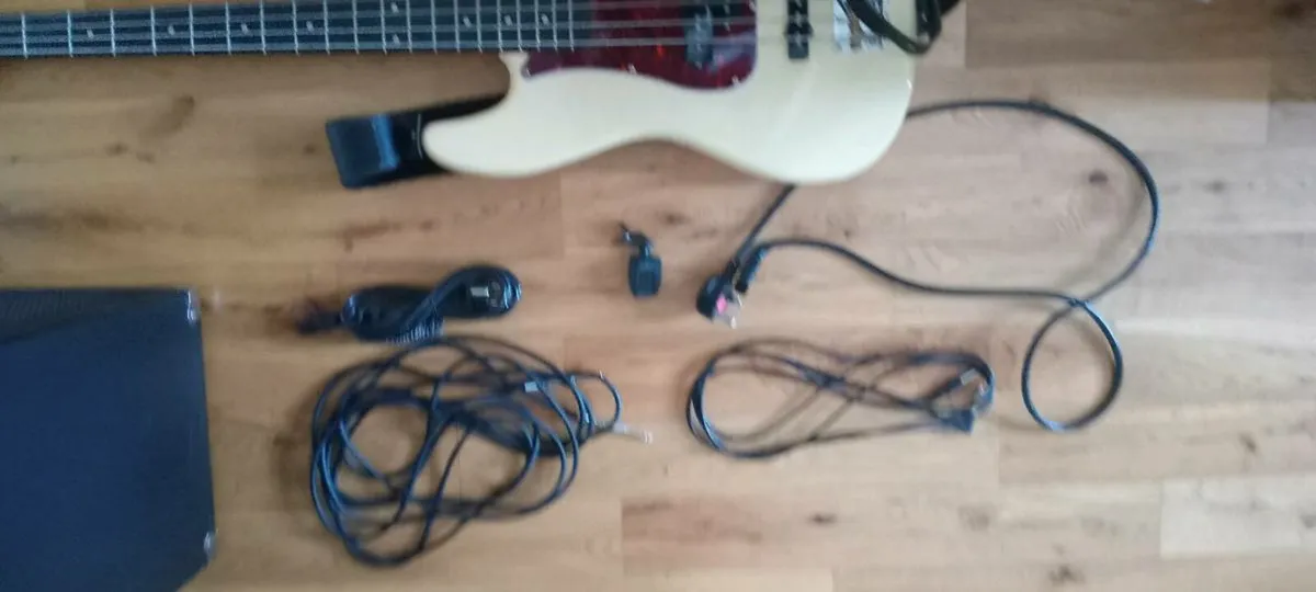 Electric bass guitar and amp with all wires - Image 3