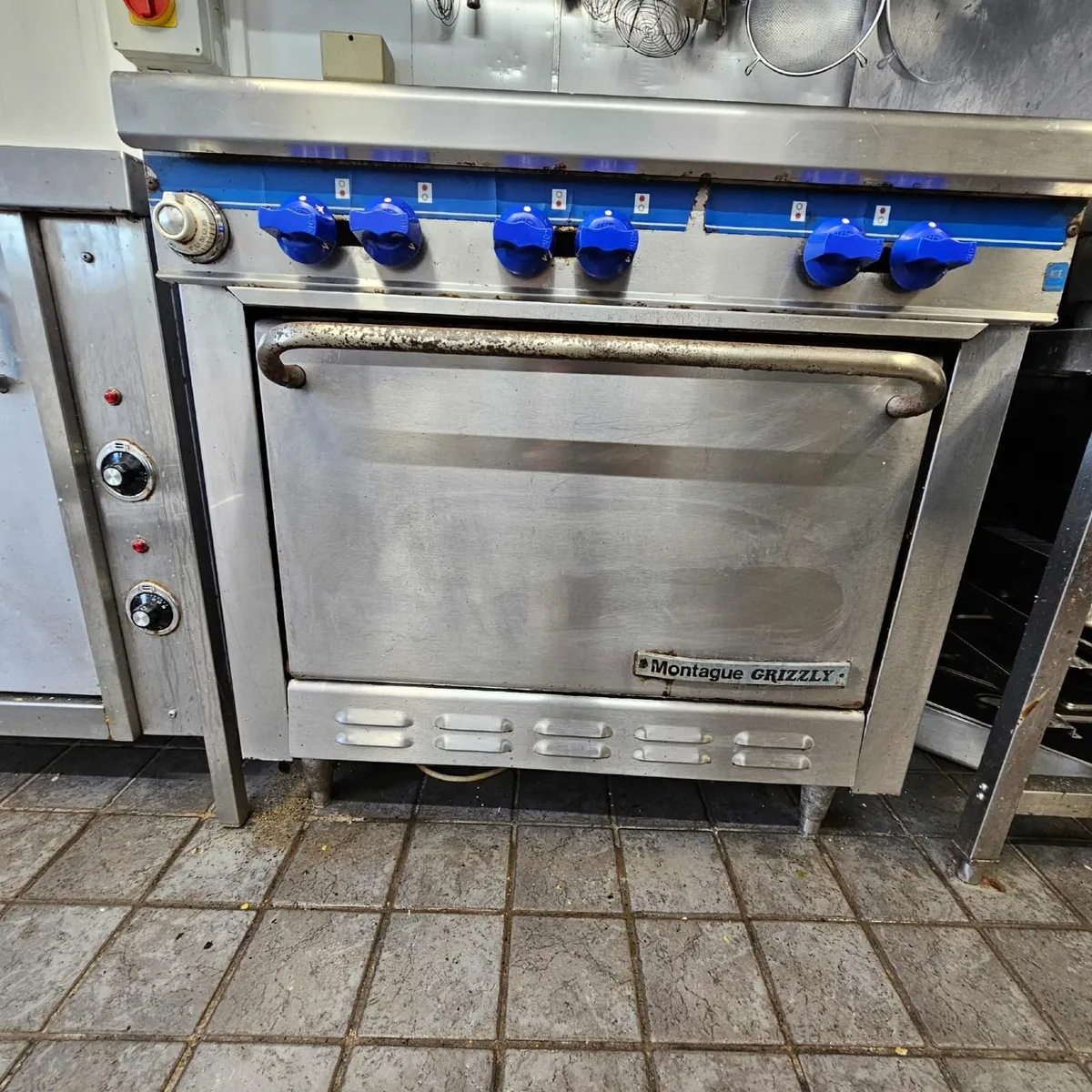 Montague Grizzly Oven with 6 Burner Rings - Image 2