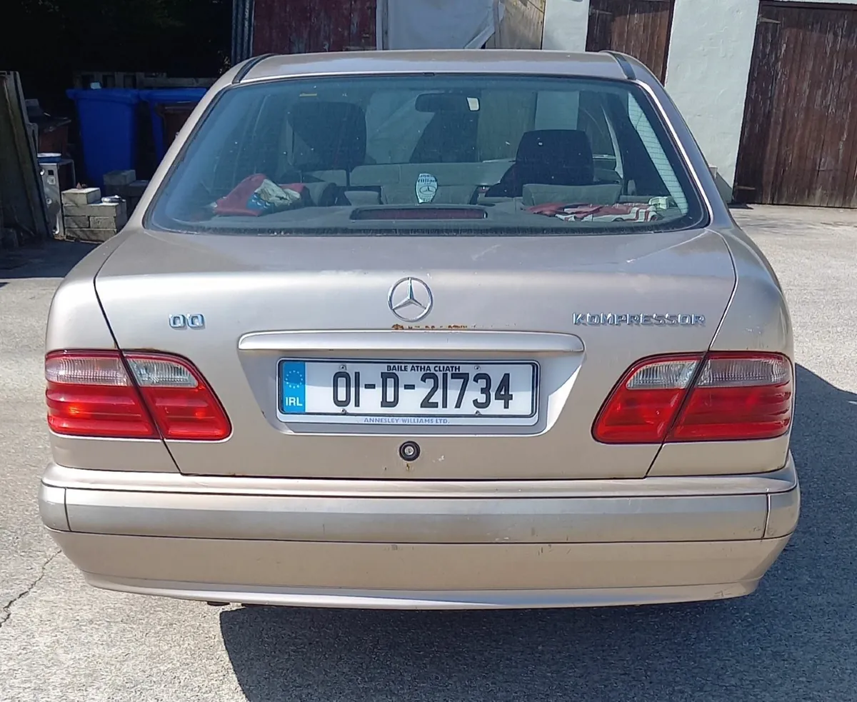 Mercedes-Benz E-Class 2001 - Image 2