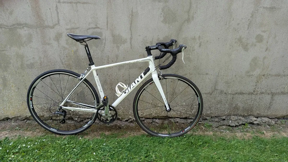 Road bike Giant Defy - Image 1
