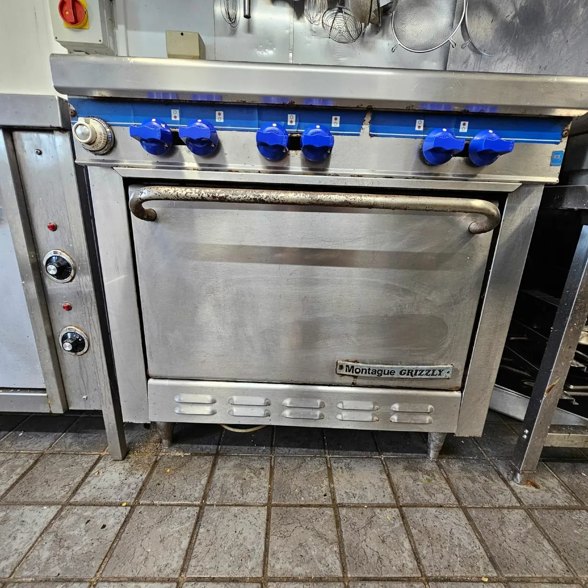 Montague Grizzly Oven with 6 Burner Rings - Image 1