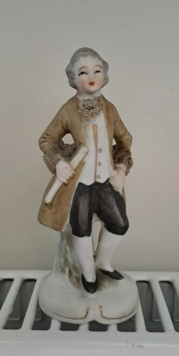 Vintage gentleman Figurine starched lace - Image 1