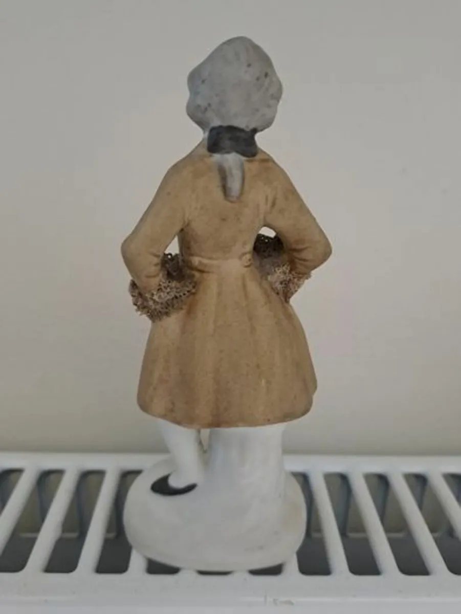 Vintage gentleman Figurine starched lace - Image 2
