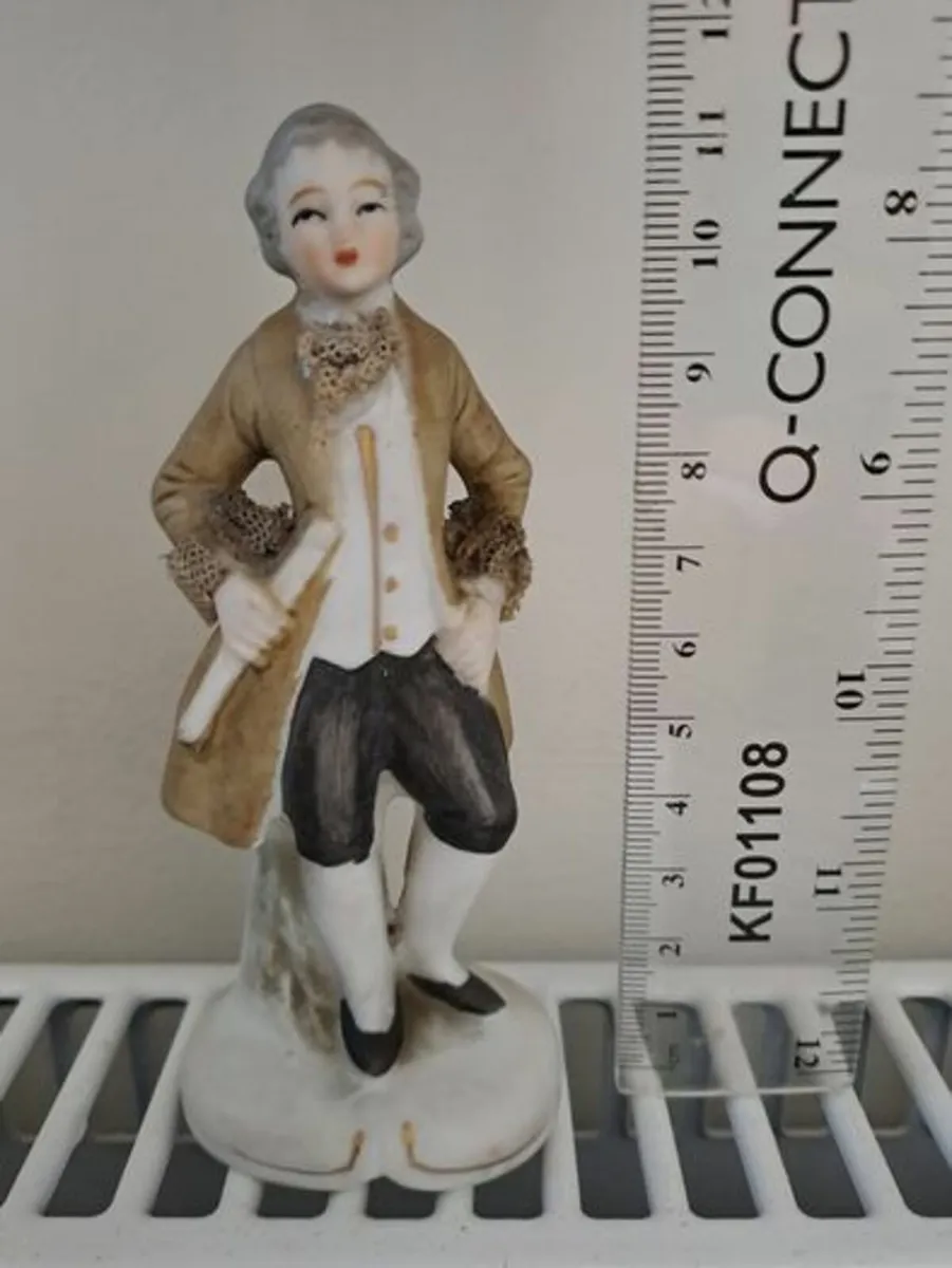Vintage gentleman Figurine starched lace - Image 3