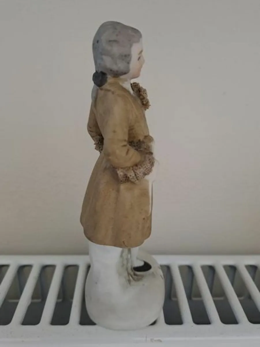 Vintage gentleman Figurine starched lace - Image 4