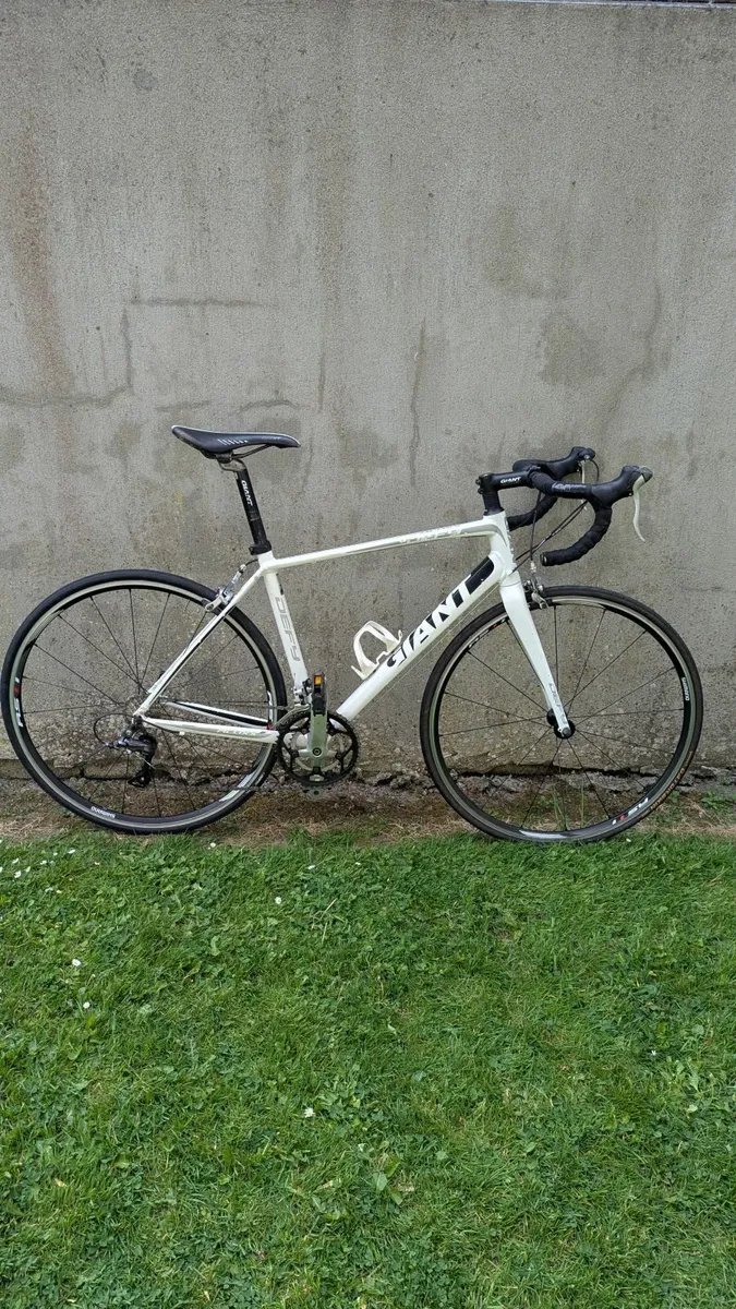 Road bike Giant Defy - Image 2