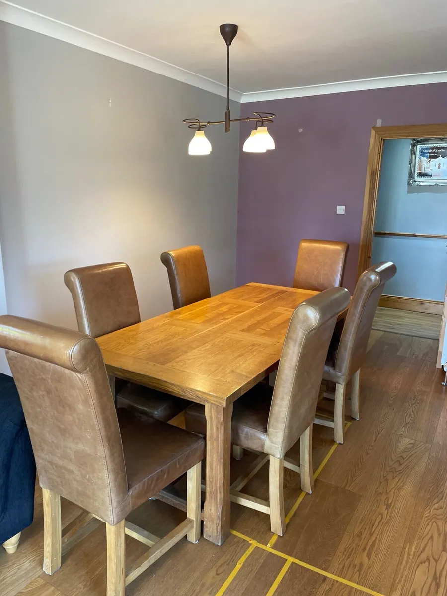 Solid oak table & 6 chairs - Image 1