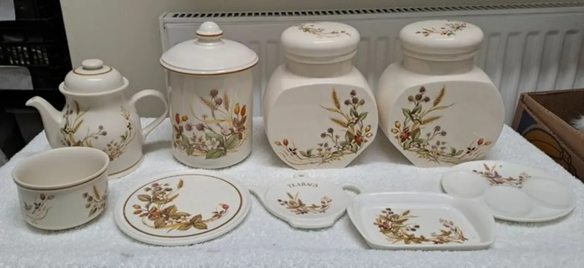 Harvest 1970s kitchen ware - Image 1