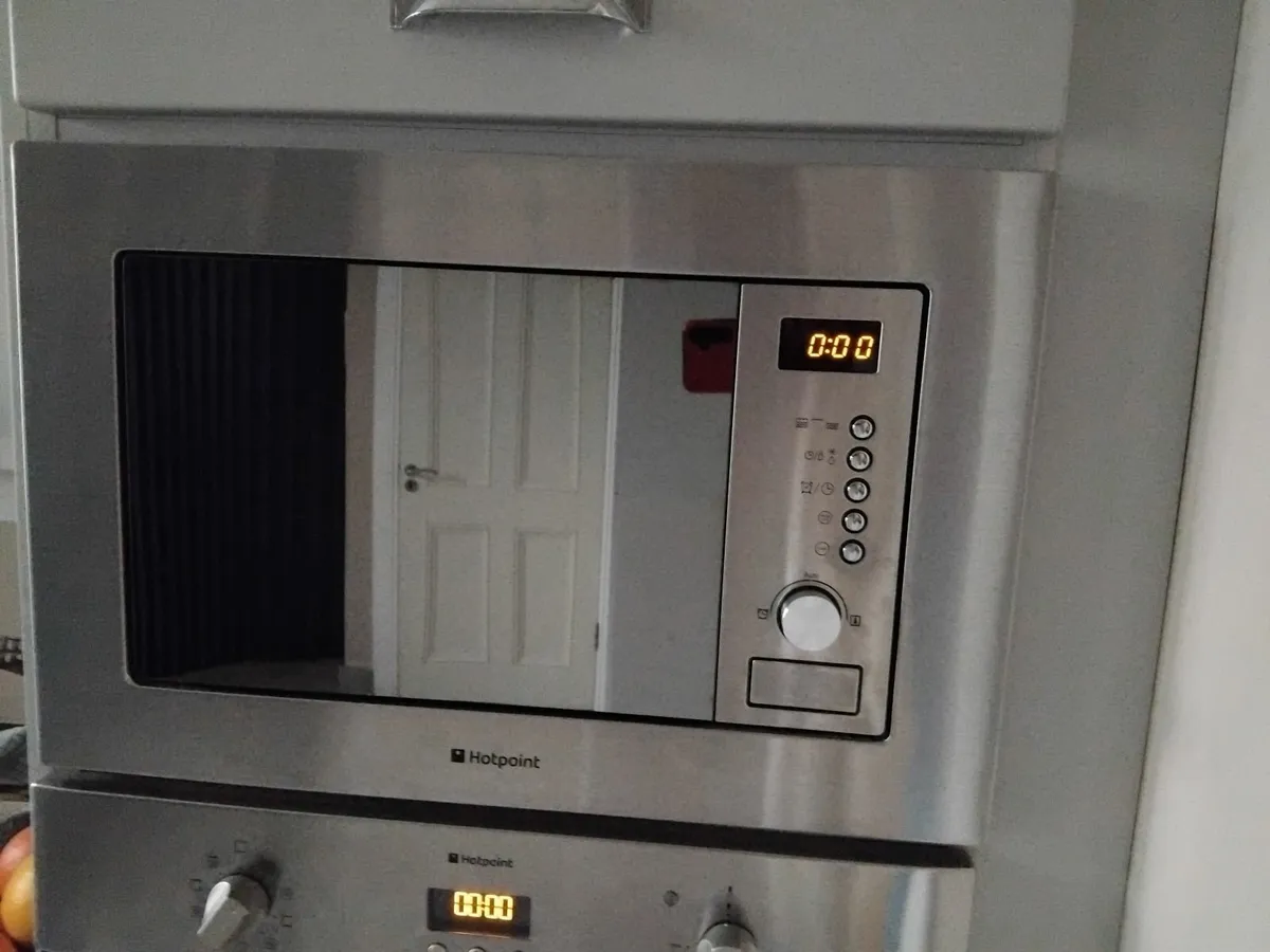 Hotpoint Build in Microwave - Image 2
