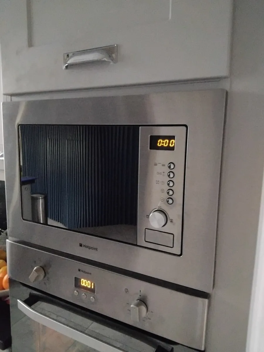 Hotpoint Build in Microwave - Image 3