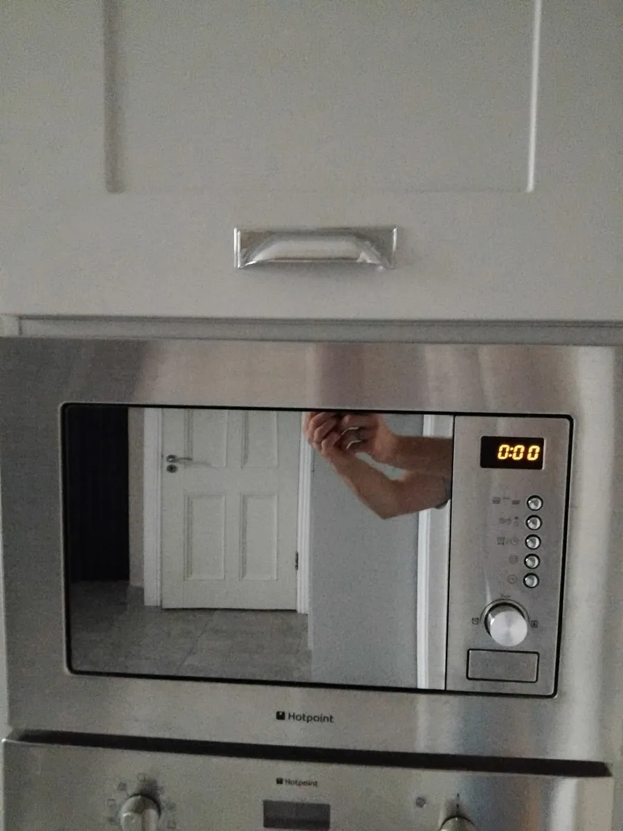 Hotpoint Build in Microwave - Image 4