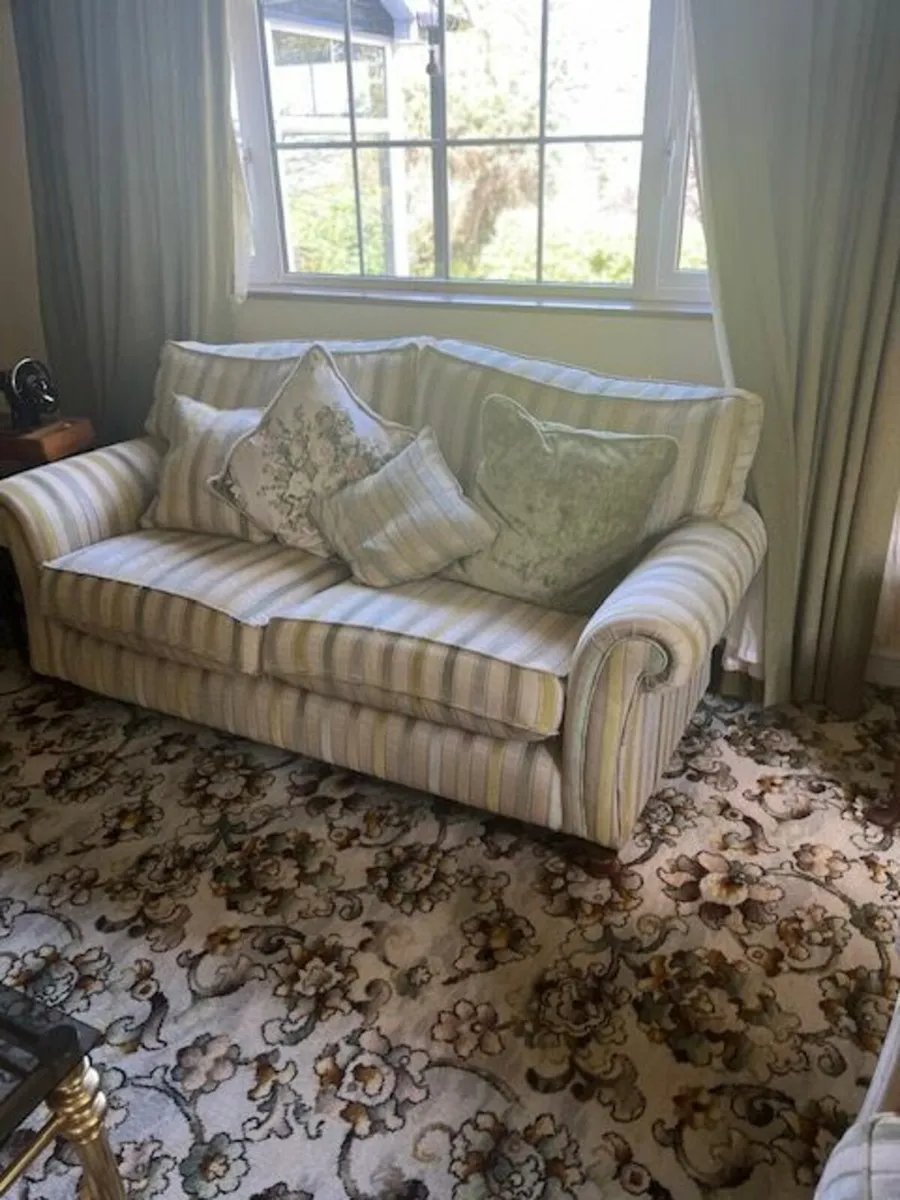 Lounge suite 3 Seater and 2 Seater - Image 2