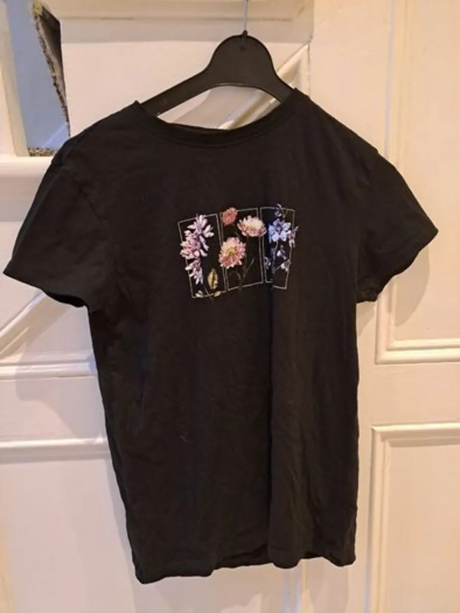 T shirt size 6/8 - Image 1