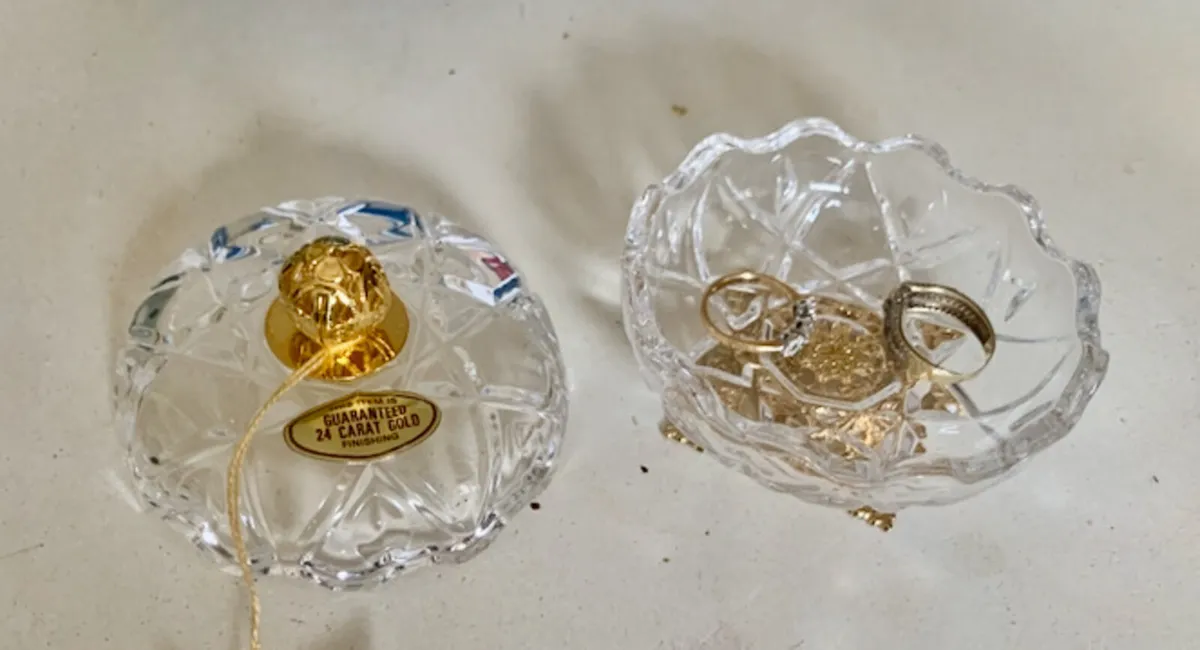 Sphere  top trinket with 22 carot finish - Image 3