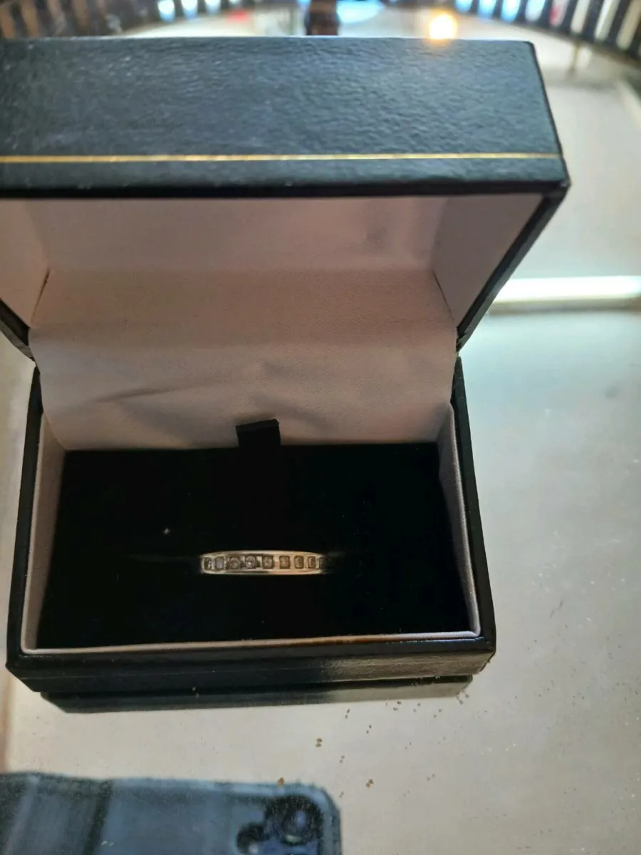 9ct white gold half eternity ring - Image 2