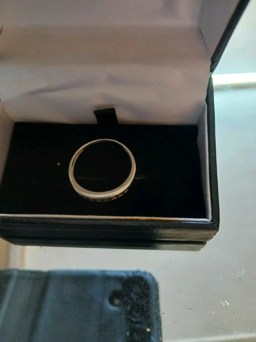 9ct white gold half eternity ring - Image 3