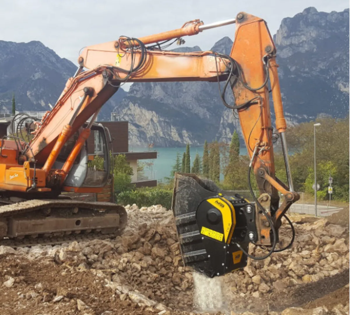 MB BF70 Crusher bucket for excavator - Image 1
