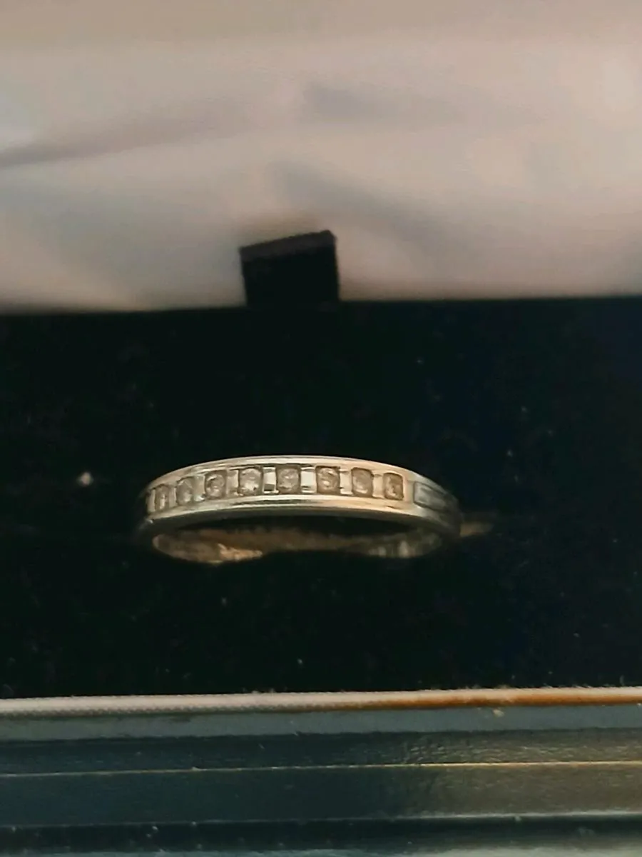 9ct white gold half eternity ring - Image 1