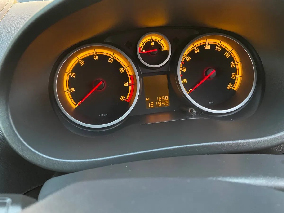 Opel Corsa 2012 - Image 2