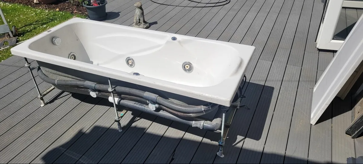 Jacuzzi bath - Image 1