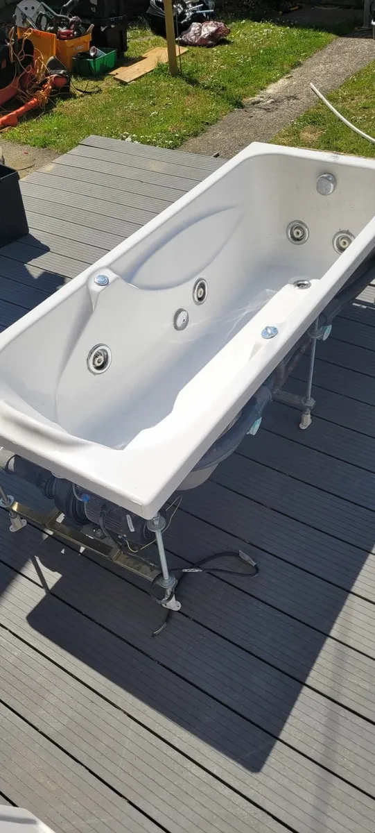 Jacuzzi bath - Image 4