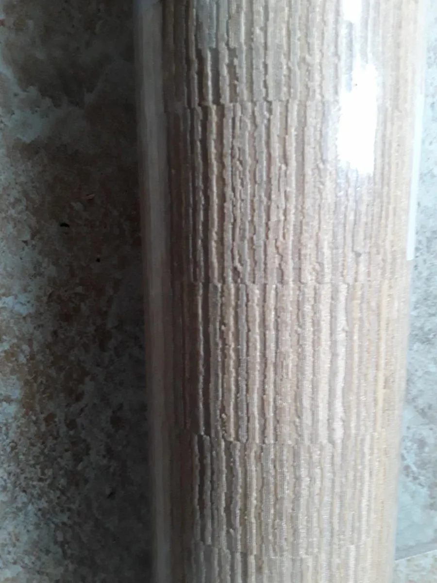 One roll of very heavy duty wallpaper - Image 2