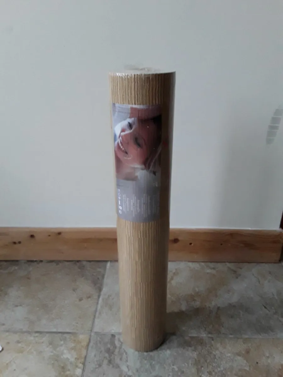 One roll of very heavy duty wallpaper - Image 1