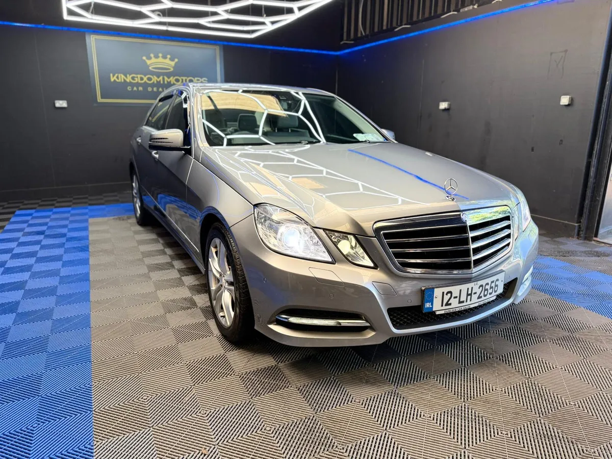 E 200 AVANTGARDE 1 OWNER,LIKE NEW - Image 3