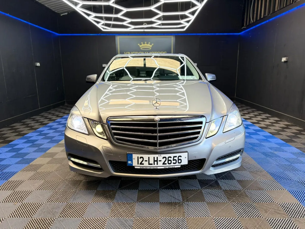 E 200 AVANTGARDE 1 OWNER,LIKE NEW - Image 4