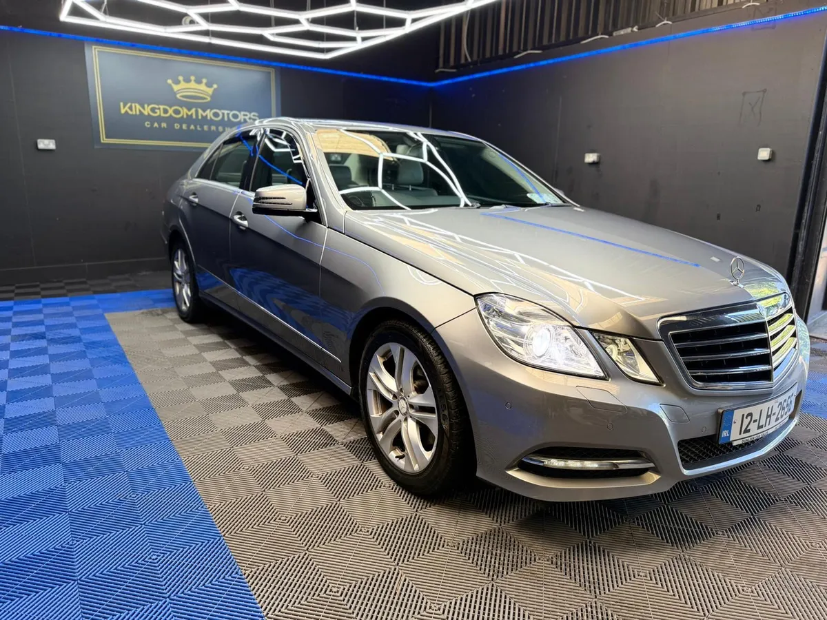 E 200 AVANTGARDE 1 OWNER,LIKE NEW - Image 2