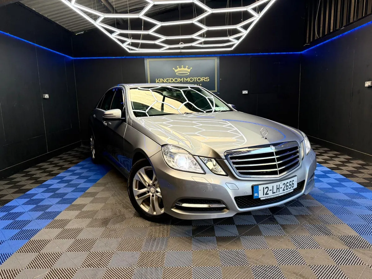 E 200 AVANTGARDE 1 OWNER,LIKE NEW - Image 1