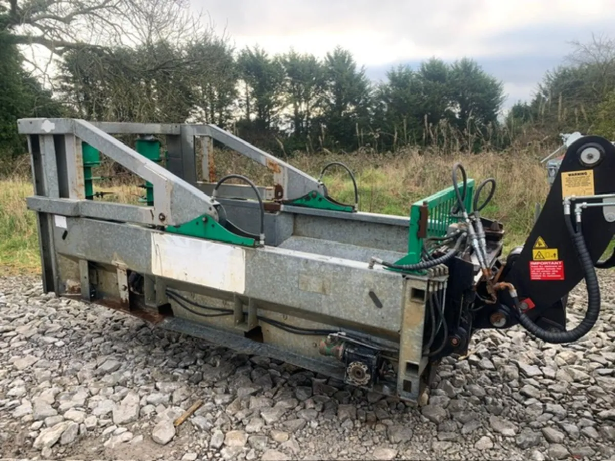 SPREAD-A-BALE MAXI BALE SHREDDER - Image 1
