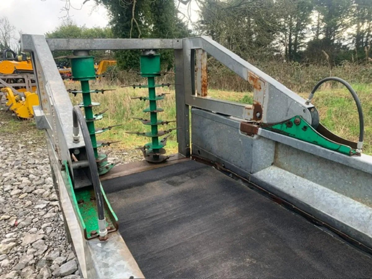 SPREAD-A-BALE MAXI BALE SHREDDER - Image 2