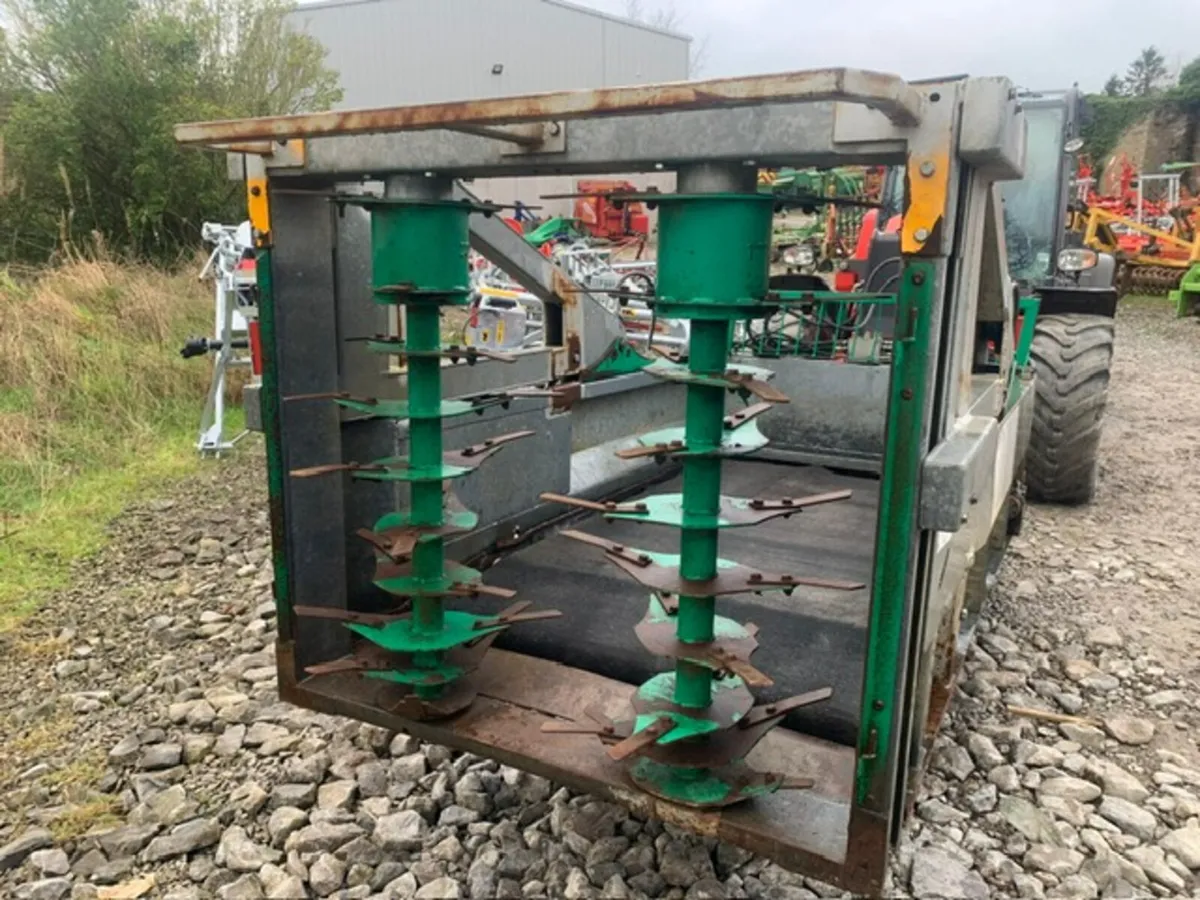 SPREAD-A-BALE MAXI BALE SHREDDER - Image 3