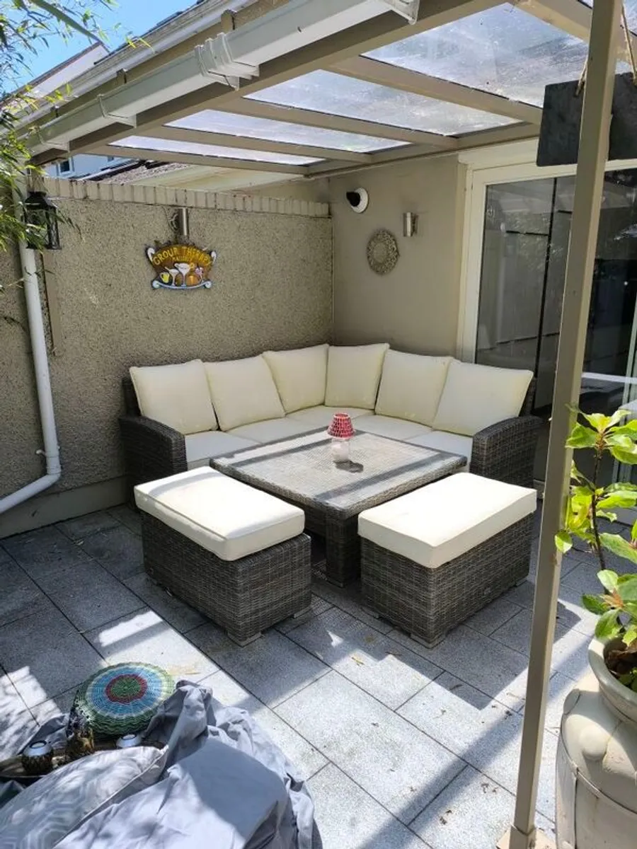 Rathwood outdoor furniture with cover - Image 1