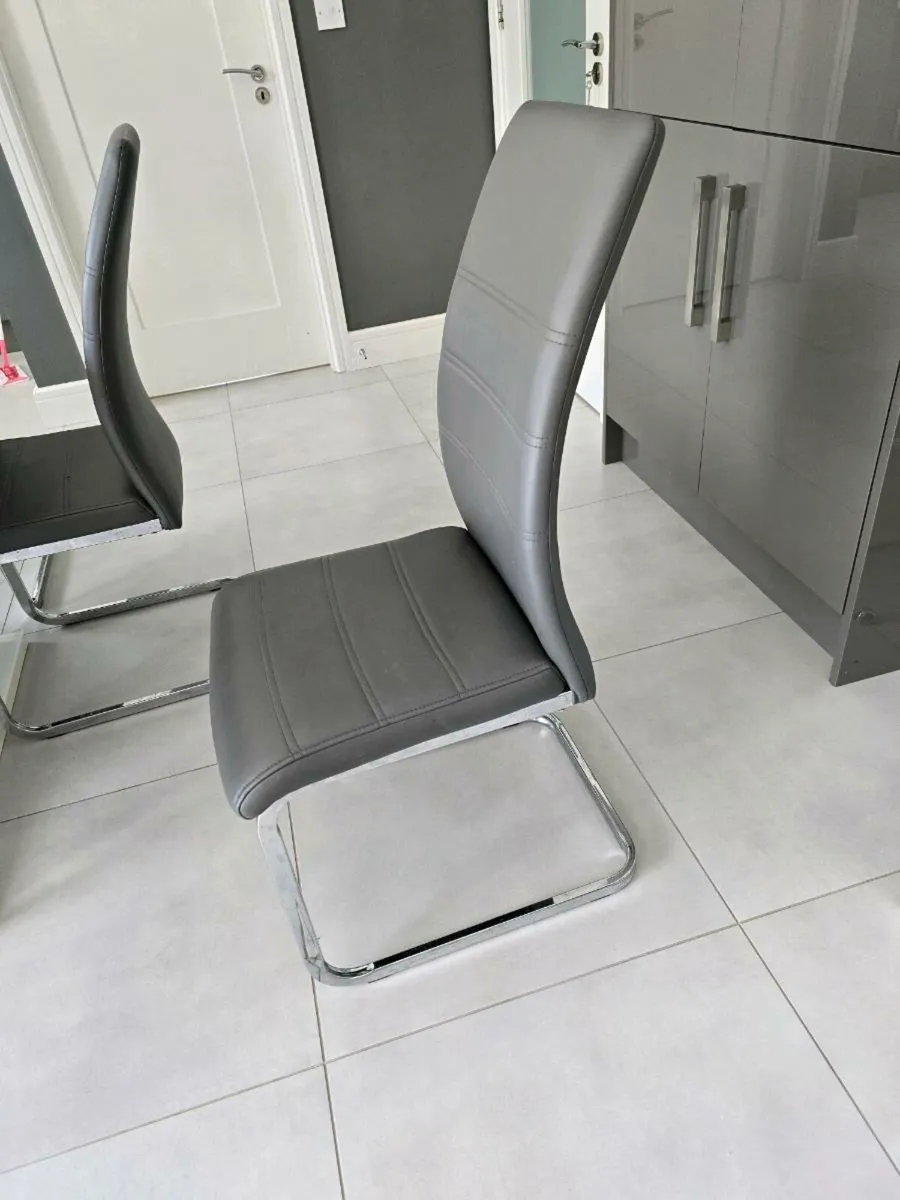 Gloss White Glass Kitchen Table And Chairs - Image 2