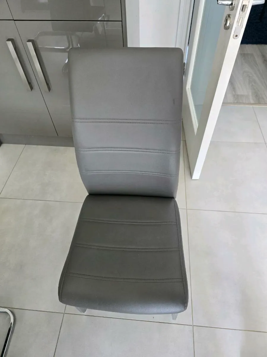 Gloss White Glass Kitchen Table And Chairs - Image 3