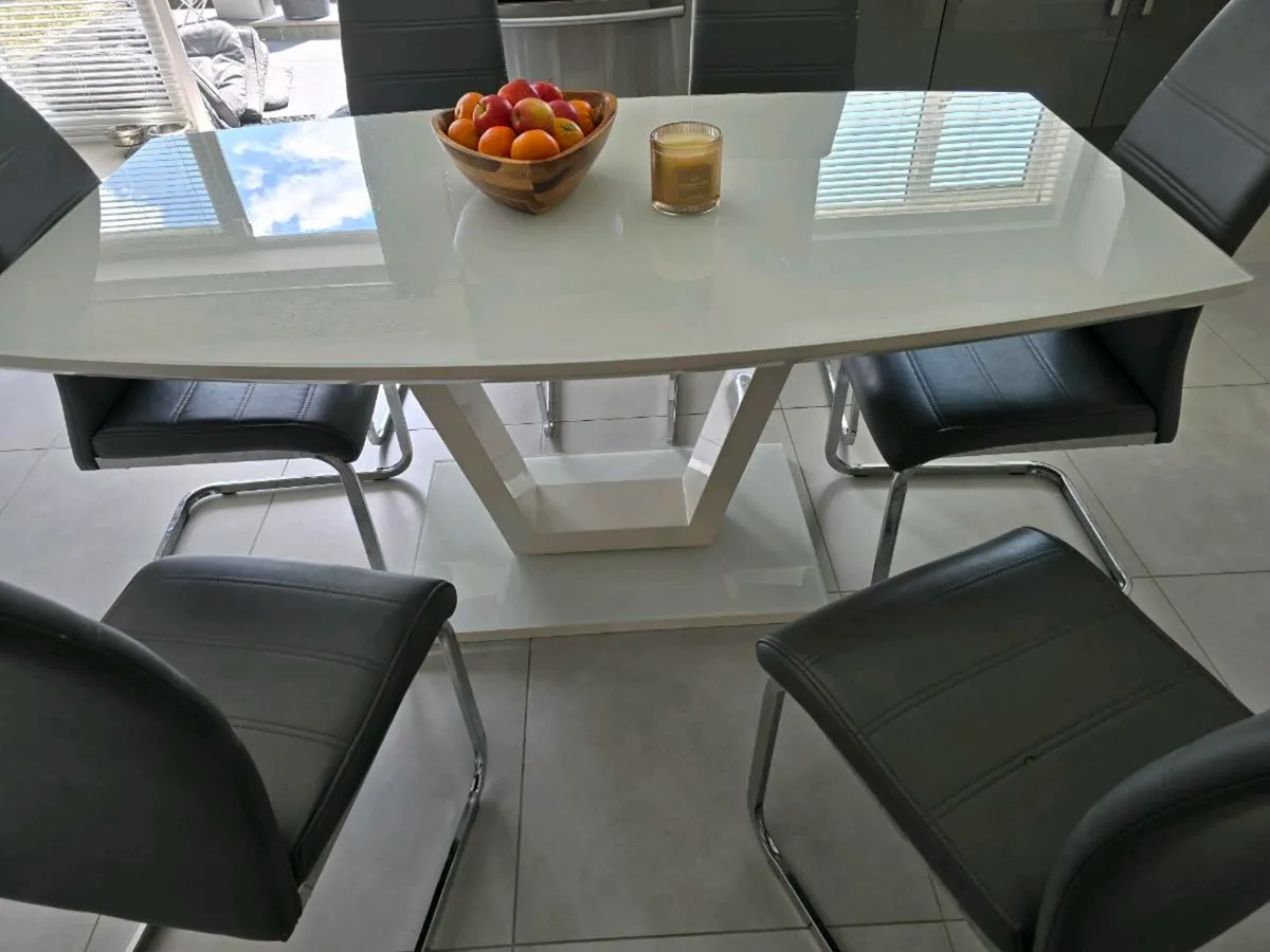 Gloss White Glass Kitchen Table And Chairs - Image 4