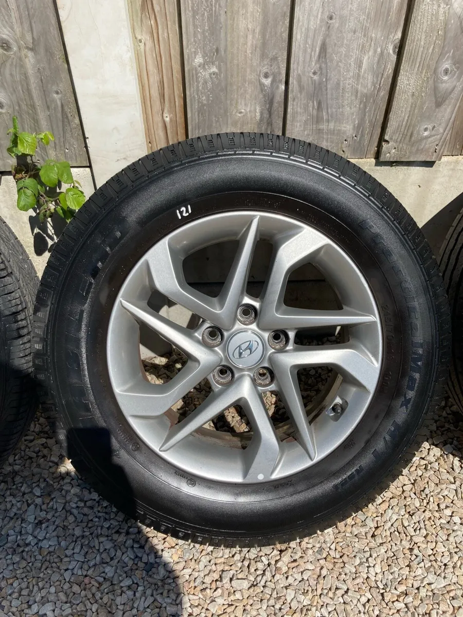 Lot  121 Hyundai Alloys - Image 2