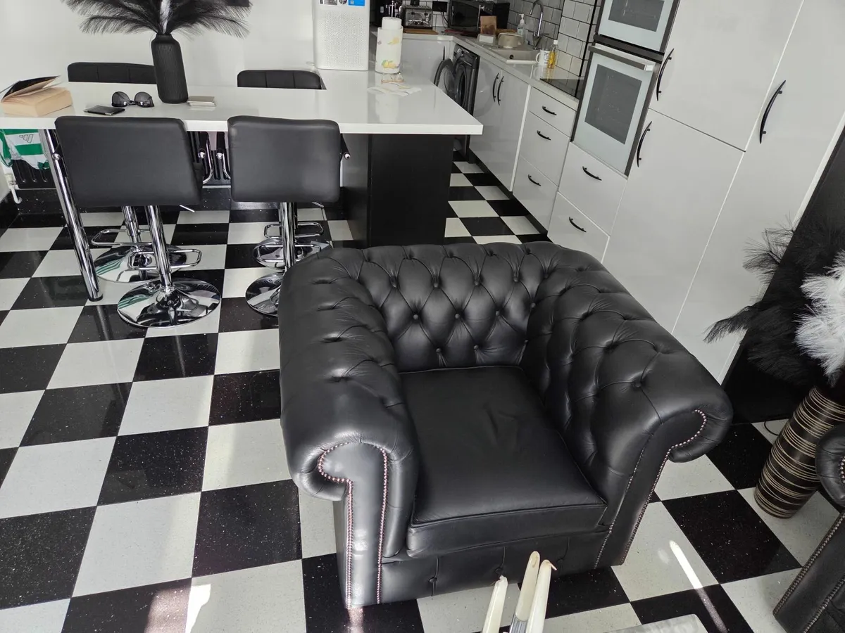 Tup chairs and chesterfield sofa - Image 1