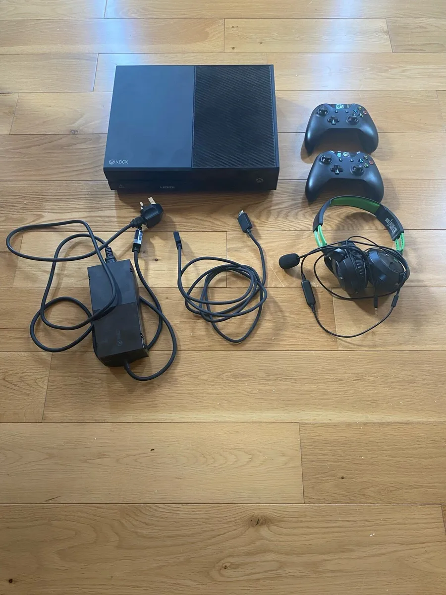 Xbox One 365 GB + steering wheel set - Image 1
