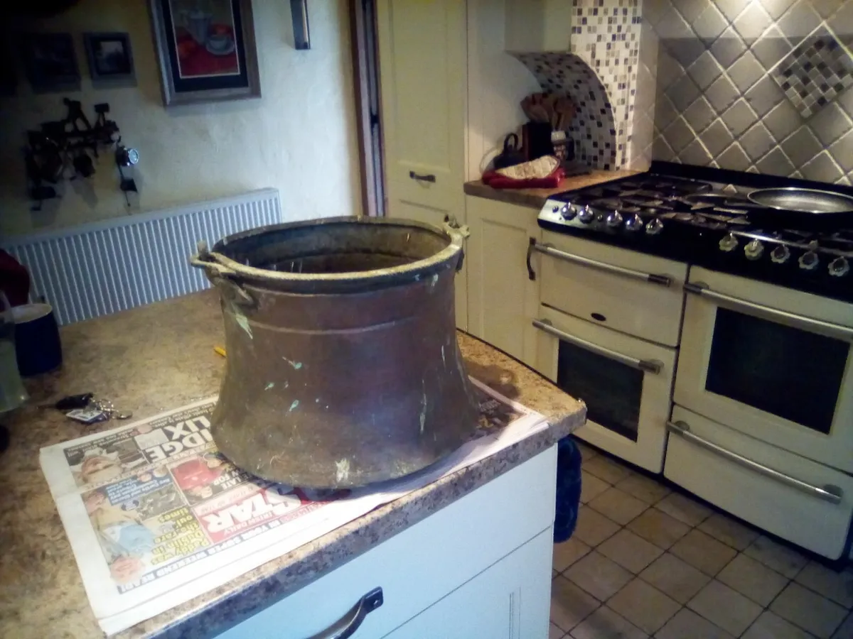 Old copper pot - Image 3