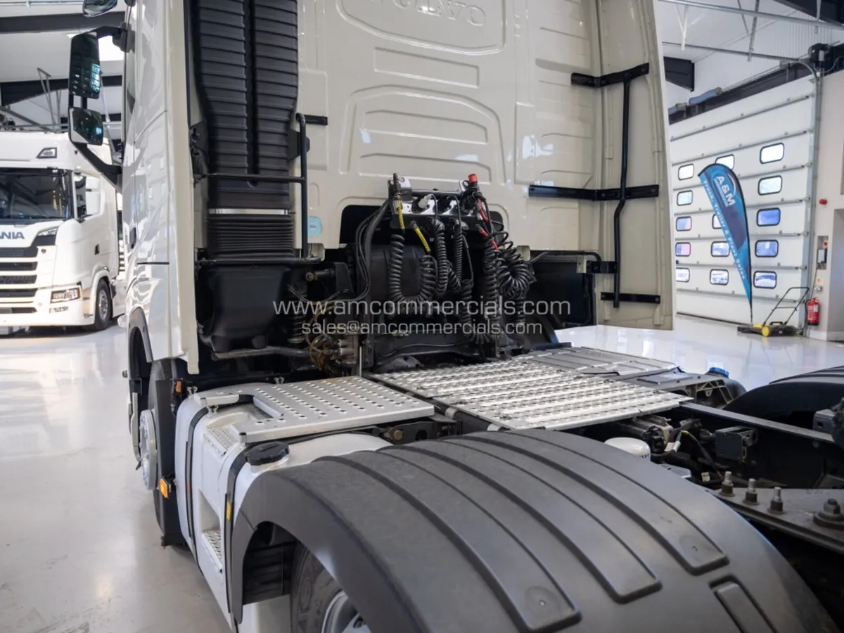 2021 (71) Volvo FH500 6X2 Midlift Globetrotter - Image 4