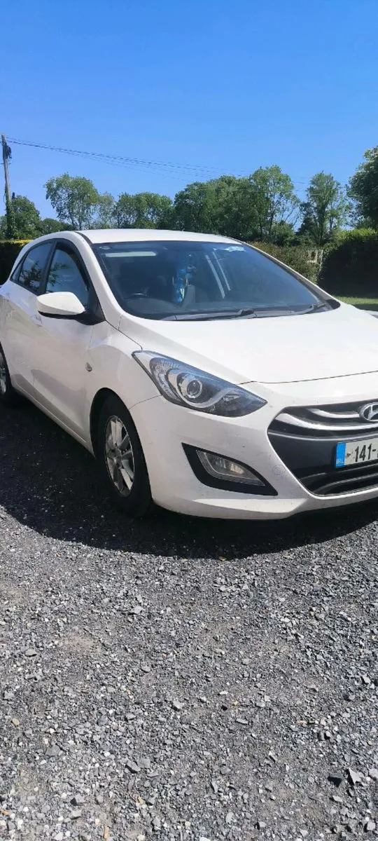 White Hyundai i30 - Image 1