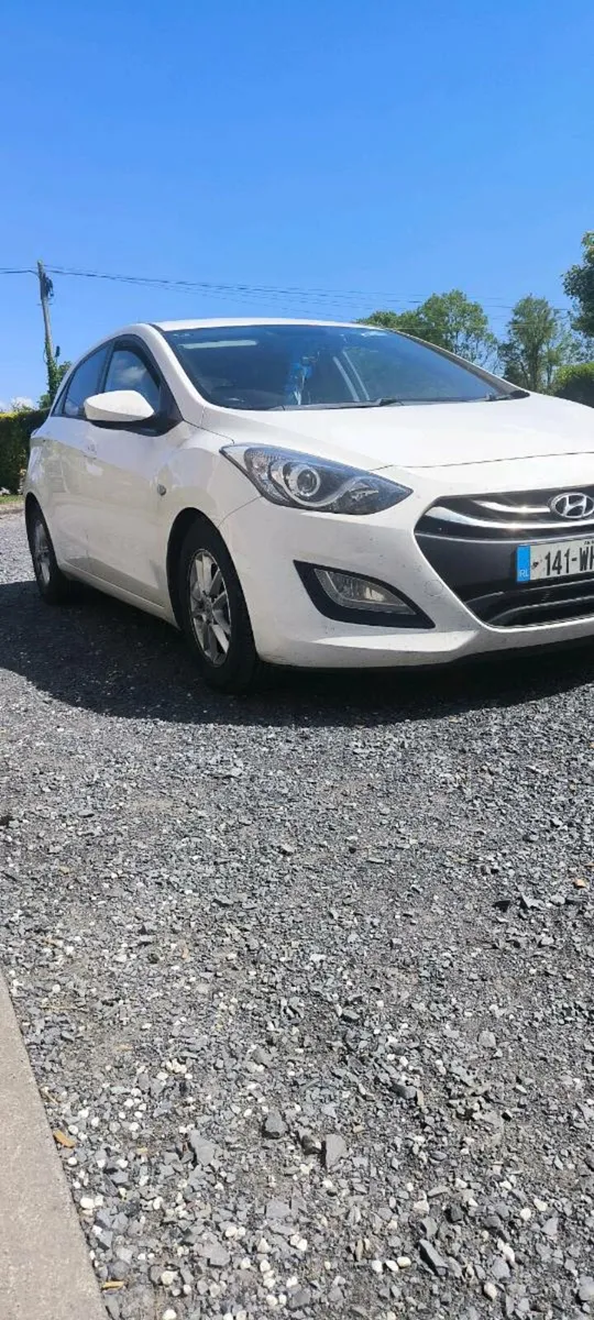 White Hyundai i30 - Image 2