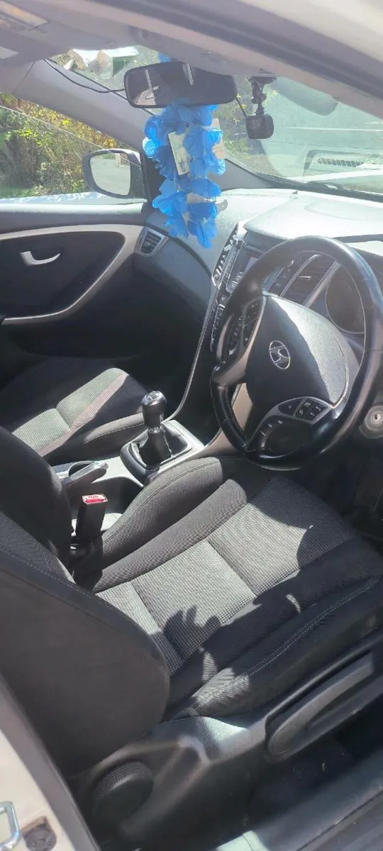 White Hyundai i30 - Image 4