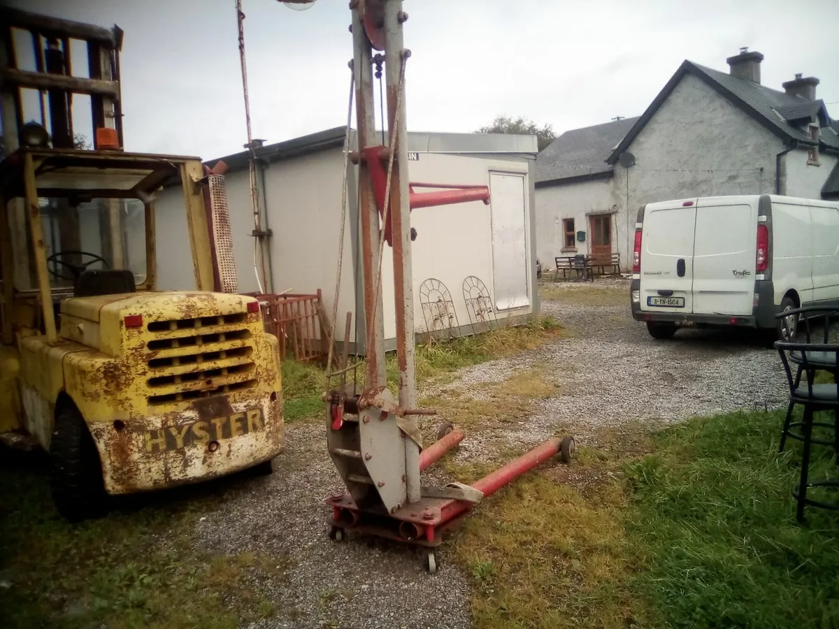 Old hand hoist - Image 1