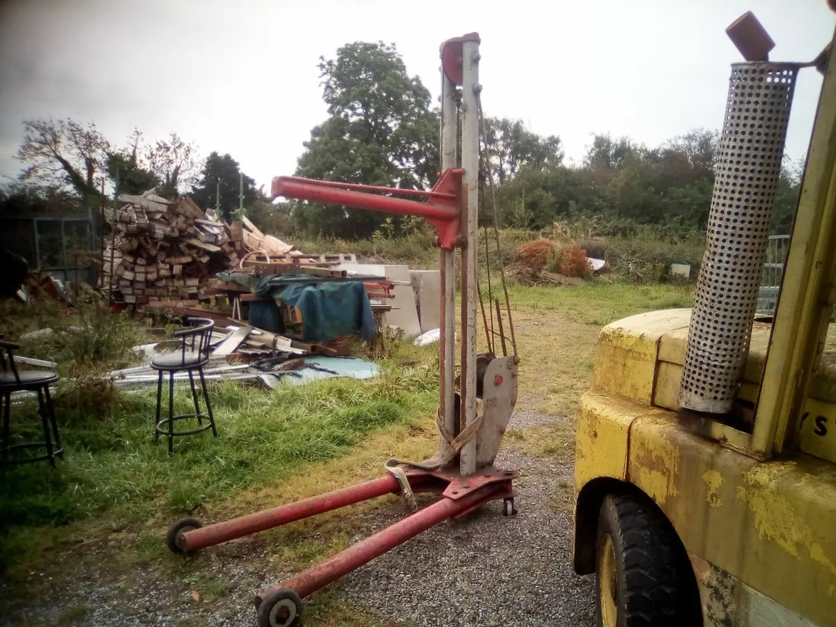 Old hand hoist - Image 2