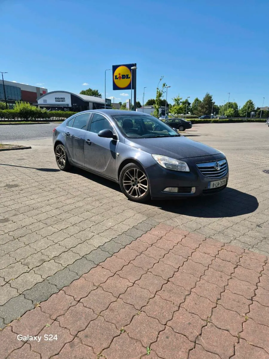 Vauxhall  Insignia 2011 - Image 1